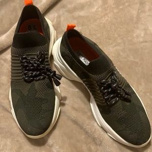 Steve Madden snickers